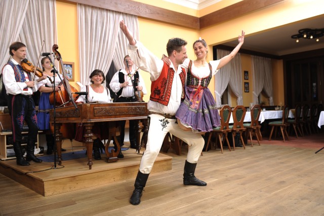 Visit Prague Traditional Folklore Evening with Dinner & Music in Praga