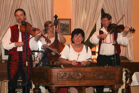 Prague : Soirée folklorique traditionnelle avec dîner et musique