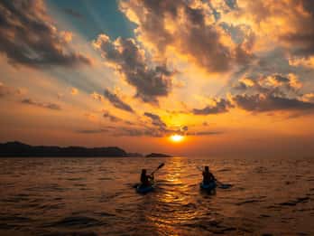 Desde Lloret de Mar: excursión en kayak al amanecer en la playa de Fenals.