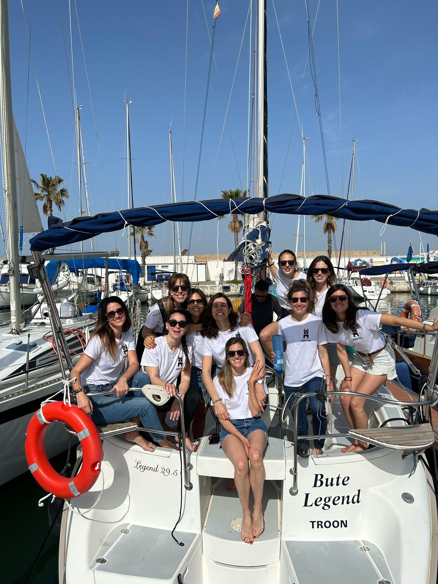 Sitges: 1,5-stündige Segeltour mit Skipper entlang der Küste