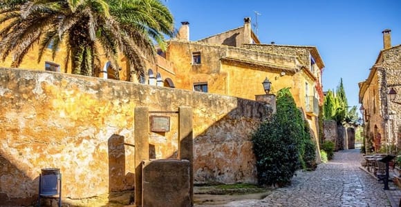 From Barcelona: Private Girona & Medieval Villages Tour