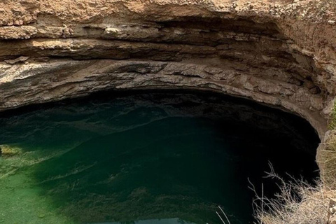 Muscat: Fins View, Wadi Jahal & Bimmah Tour