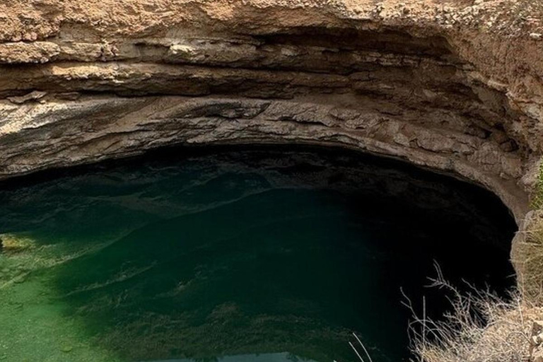 Muscat: Fins View, Wadi Jahal & Bimmah Tour
