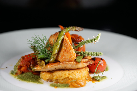 عشاء رومانسي على ضوء الشموع مع كريمون، 5 أطباق مع النبيذتناول الطعام