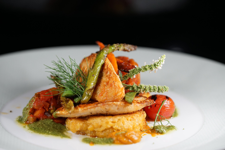 عشاء رومانسي على ضوء الشموع مع كريمون، 5 أطباق مع النبيذتناول الطعام