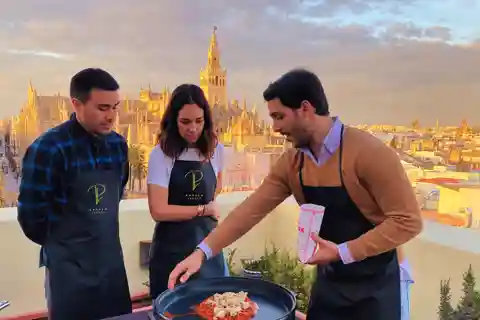 Sevilla: Privat madlavningskursus i paella med udsigt til katedralen