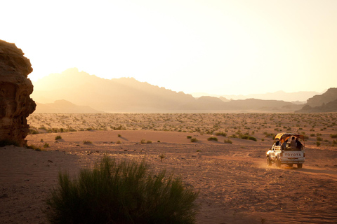 Från Wadi Rum: 1 natt under stjärnorna med jeeptur och måltiderThe Camping - Sova under stjärnorna med 3 timmars rundtur + kamel