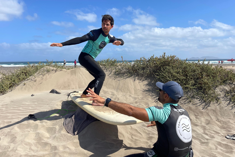 Famara, Lanzarote: surf lessons in small groups for beginners Famara: surf lessons for beginners in small groups