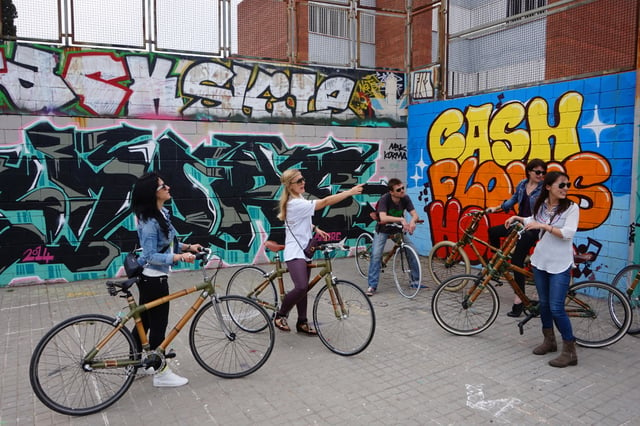 Barcelone : Visite de 3,5 heures d&#039;art de rue en Bamboo Bike