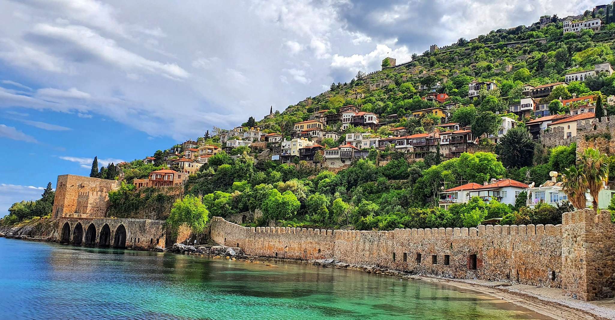 Viagem de barco de Alanya Catamaran com banhos de sol, natação - Hizvo