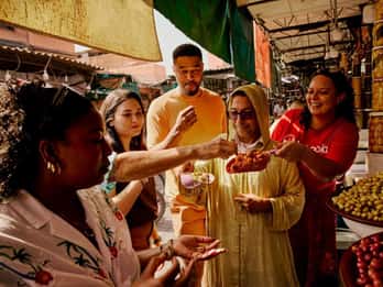 Visite street food privée de nuit avec dîner sur Jemaa el-Fnaa
