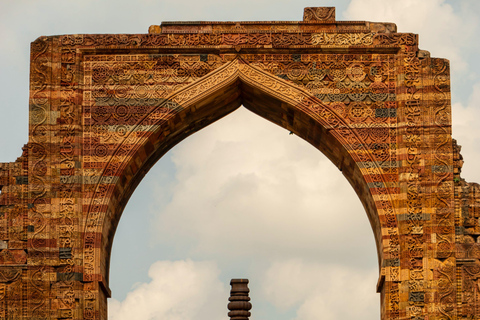 Visite privée du Qutub Minar en voiture avec coupe-fileVisite privée du Qutub Minar en voiture