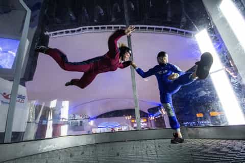 Dubai: Fliegen im Fallschirmsprung-Simulator