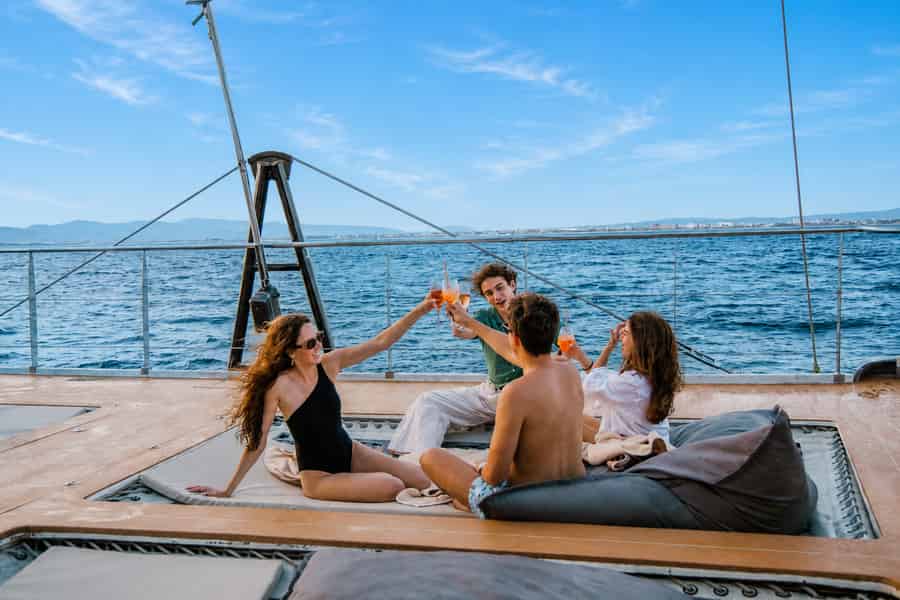 Mallorca: Premium-Katamaran-Sonnenuntergangsausflug mit Essen, Schwimmen und VIP-Bereich als Option. Foto: GetYourGuide Mallorca: Premium-Katamaran-Sonnenuntergangsausflug mit Essen, Schwimmen und VIP-Bereich als Option. Foto: GetYourGuide