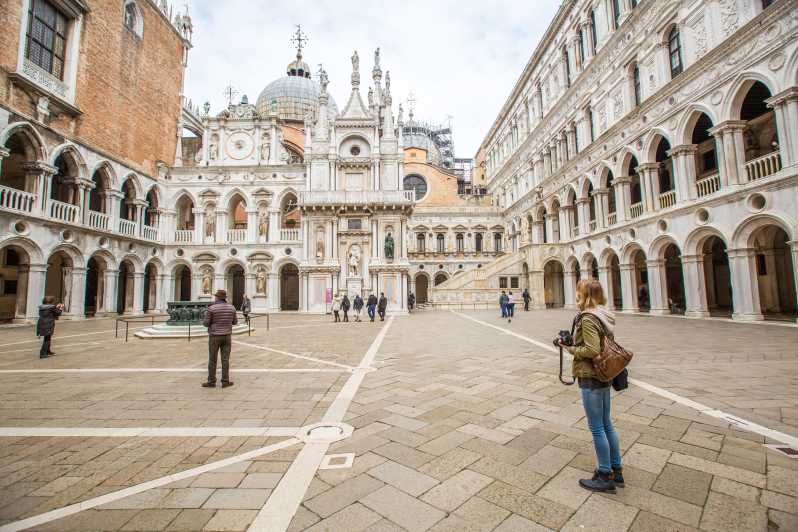 Venise : Palais des Doges : coupe-file avec les prisons