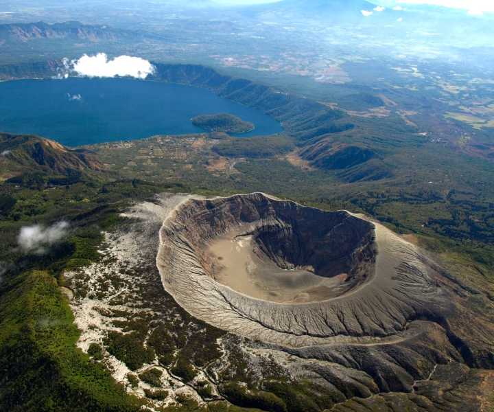 Combo Day Tour: Colonial Route and Volcanoes