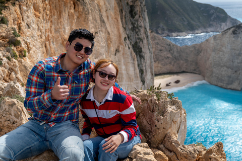 Zakynthos: Skeppsvraksstrand till lands och blå grottor till havs DagsturSmågruppsresa