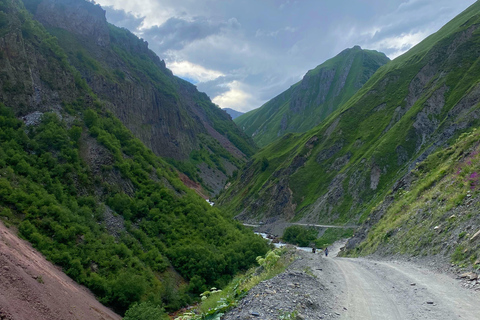 Depuis Tbilissi : La pittoresque vallée de Truso et le nouveau Gudauri