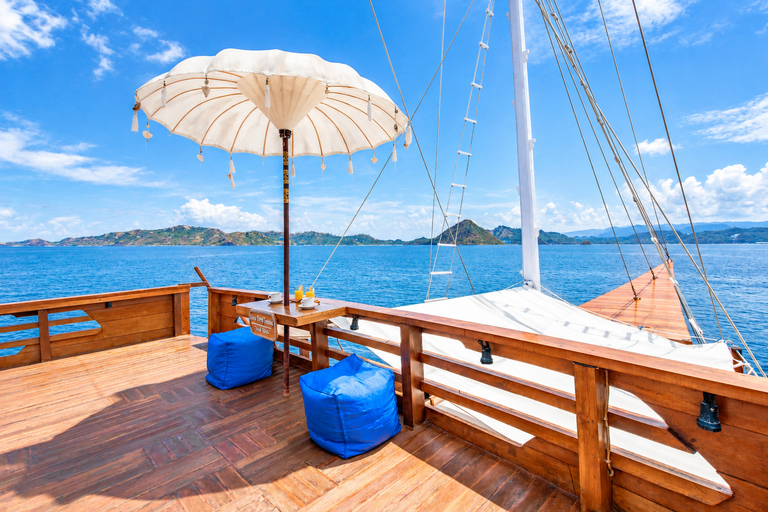 3D Komodo Sailing & Land Tour 12 Stops Single Bed & Hotel 3-Day Shared Cabin, Single Bed No Land Tour No Park Fee