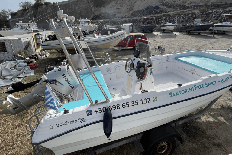 Santorini: Noleggio barca senza patente con attrezzatura per lo snorkeling