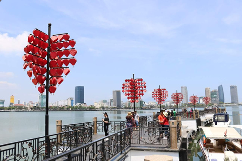 Tour privado por la ciudad de Da Nang con guía femeninaTour privado en moto