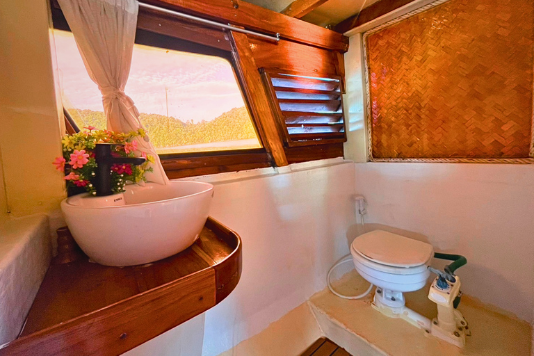 Phuket : Excursion privée en bateau de luxe dans la baie de Phang NgaBateau de luxe de l'époque à partir de Phuket