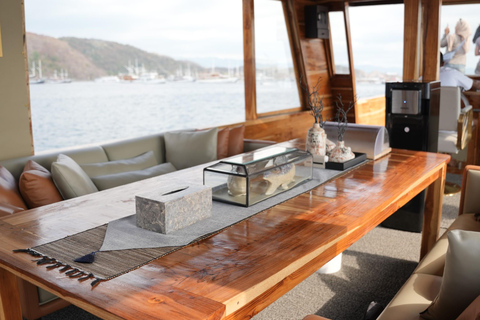 Labuan Bajo: Komodo Full Day Tour Luxury Boat Sunset Cruise Komodo Tour Luxury Boat with Drone and GoPro Underwater