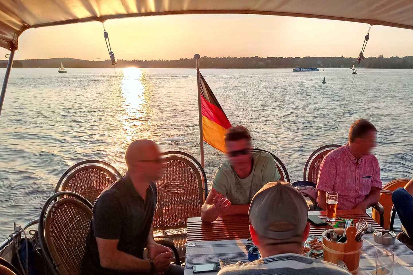 Potsdam: Yacht Cruise - Lakes of Berlin - Castles & Nature