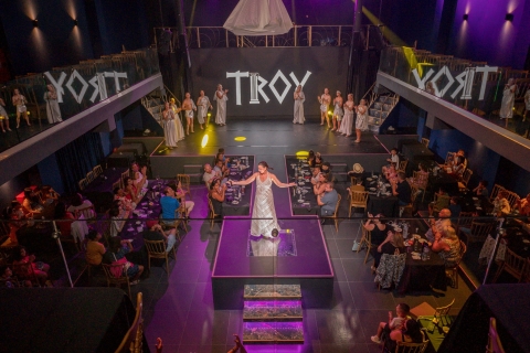 Hersonissos : Troy Dinner-Show Theatre Experience TicketsL'expérience du dîner-spectacle de Troy avec des sièges et un service VIP