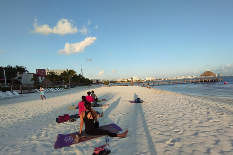 Cancún: Aula de ioga na praia com meditação guiada