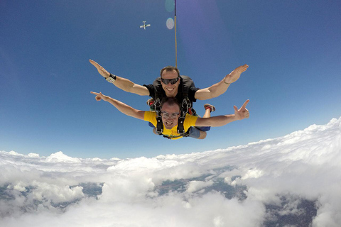 Foz do Iguaçu: Tandem Skydiving Experience with Pickup Foz do Iguaçu: Tandem Skydiving w/ Cameraman