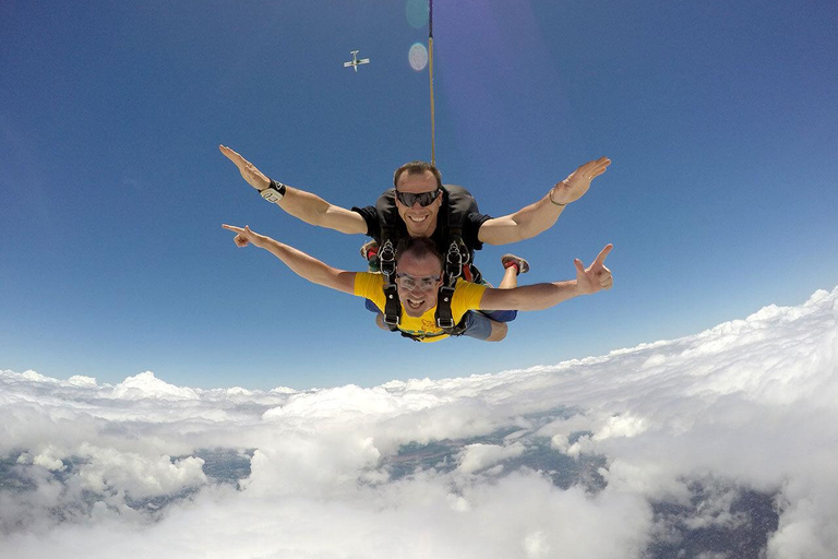 Foz do Iguaçu: Tandem Skydiving Experience with Pickup Foz do Iguaçu: Tandem Skydiving w/ Cameraman