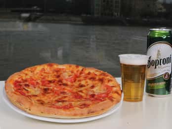 Budapest: 75 Minuten Bootsfahrt mit Pizza & unbegrenzt Bier Budapest: 75 Minuten Bootsfahrt mit Pizza & unbegrenzt Bier