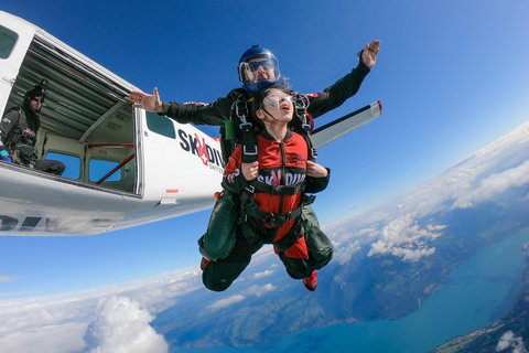 Interlaken: Parachutespringen boven de Zwitserse Alpen