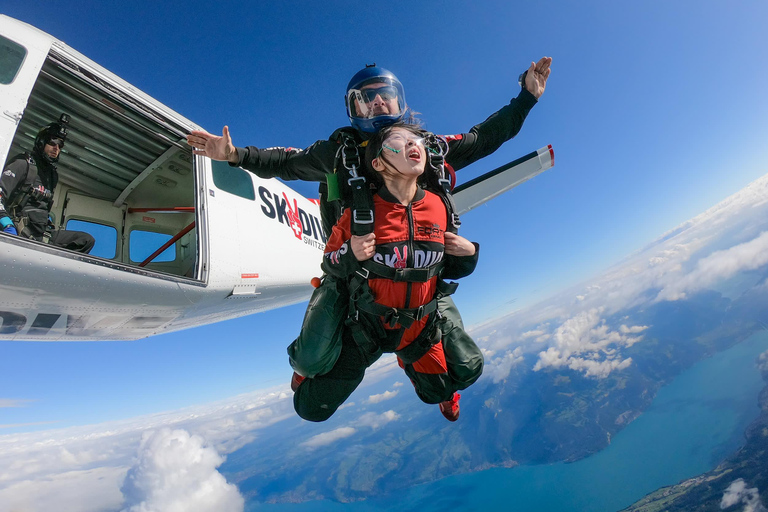 Interlaken: Fallschirmspringen mit dem Flugzeug über den Schweizer Alpen