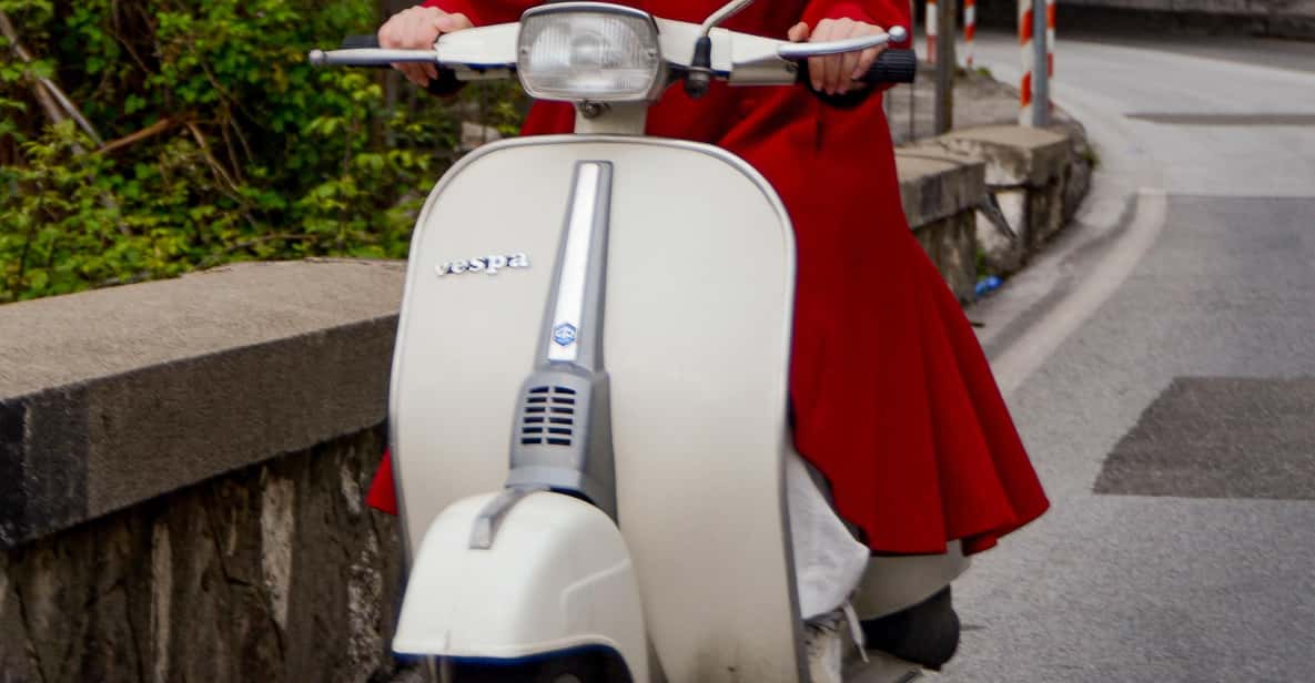 Afbeelding 19 van Taormina: White Lotus fotoshoot op vintage Vespa