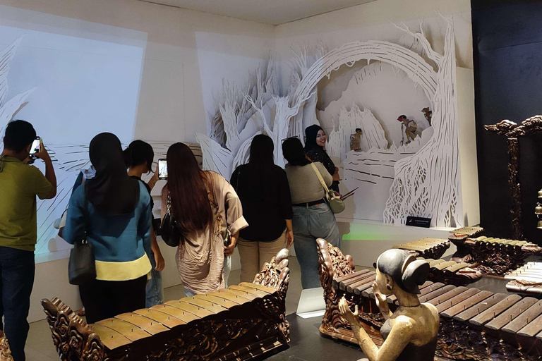 Yogyakarta: Sonobudoyo Museum After lunch Tour with Cinema