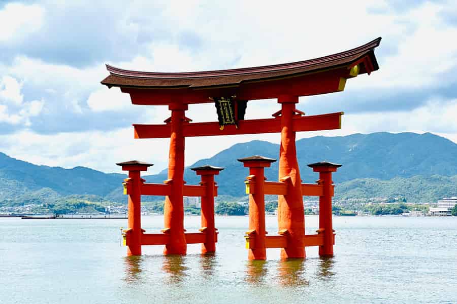 Von Osaka: Tagestour nach Hiroshima und Miyajima mit dem Shinkansen. Foto: GetYourGuide Von Osaka: Tagestour nach Hiroshima und Miyajima mit dem Shinkansen. Foto: GetYourGuide