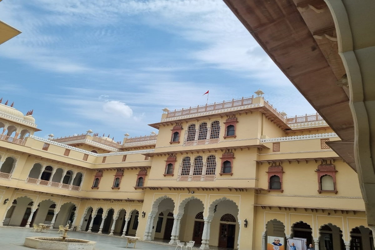 Jaipur: Un Gran Patrimonio en el Mismo Día - Heritage Rajasthanexcursión con almuerzo, entrada a los monumentos, coche y guía local solamente.