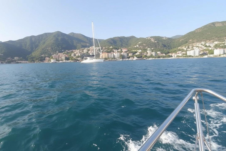 Batumi: Yachtkryssning med bad och snorkling