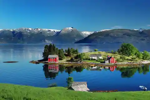Dagstur med Hardangerfjorden, fossefall og frukthager