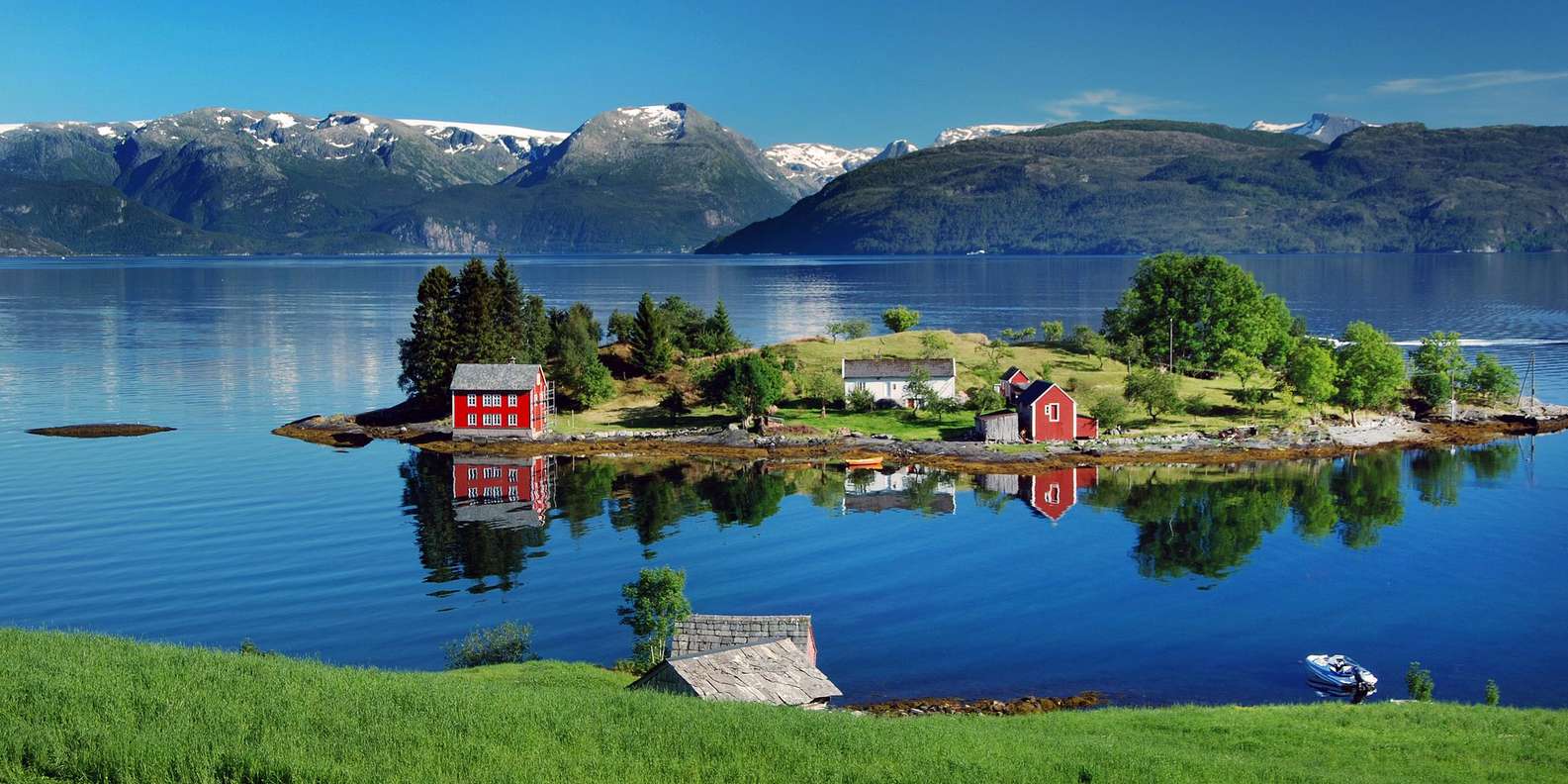 Scenic Hardangerfjord with Waterfalls & Lunch at a Garden 