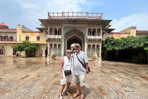 Jaipur: Private Full-Day City Tour with Female Guide City Tour with Guide, Car, Entrance Fees and Lunch