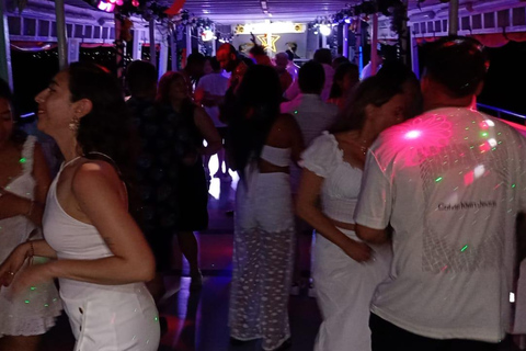 Carthagène : excursion en bateau de nuit avec dîner et open barCARTAGENA : Excursion en bateau de nuit blanche avec dîner et open bar