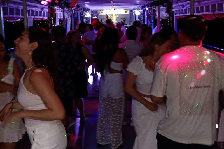 Carthagène : excursion en bateau de nuit avec dîner et open barCARTAGENA : Excursion en bateau de nuit blanche avec dîner et open bar