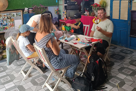 Clase de Fabricación de Linternas - El Gran Patrimonio Cultural de Hoi AnHoi An: Clase de fabricación de linternas en una casa local