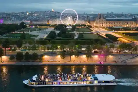 Paris: Bastille Day Fireworks Dinner Cruise with Drinks