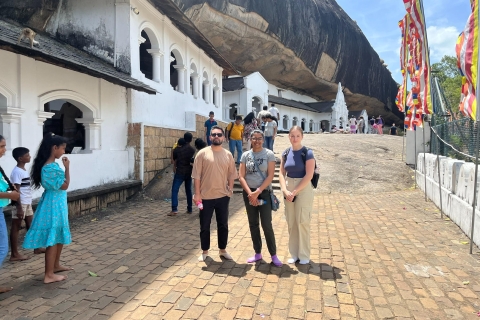 Depuis Colombo : Excursion d'une journée à Dambulla et à l'escalade du rocher de PidurangalaDepuis Colombo : Excursion d'une journée à Dambulla et au rocher de Pidurangala