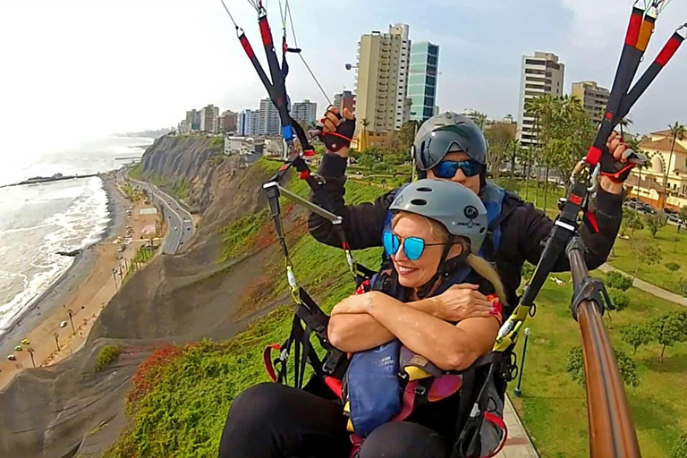 Paragliding flight with a private pilot in Costa Verde-Lima