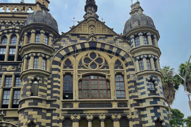 Medellín: Historische Stadtrundfahrt mit Metro und StraßenbahnTour auf Englisch